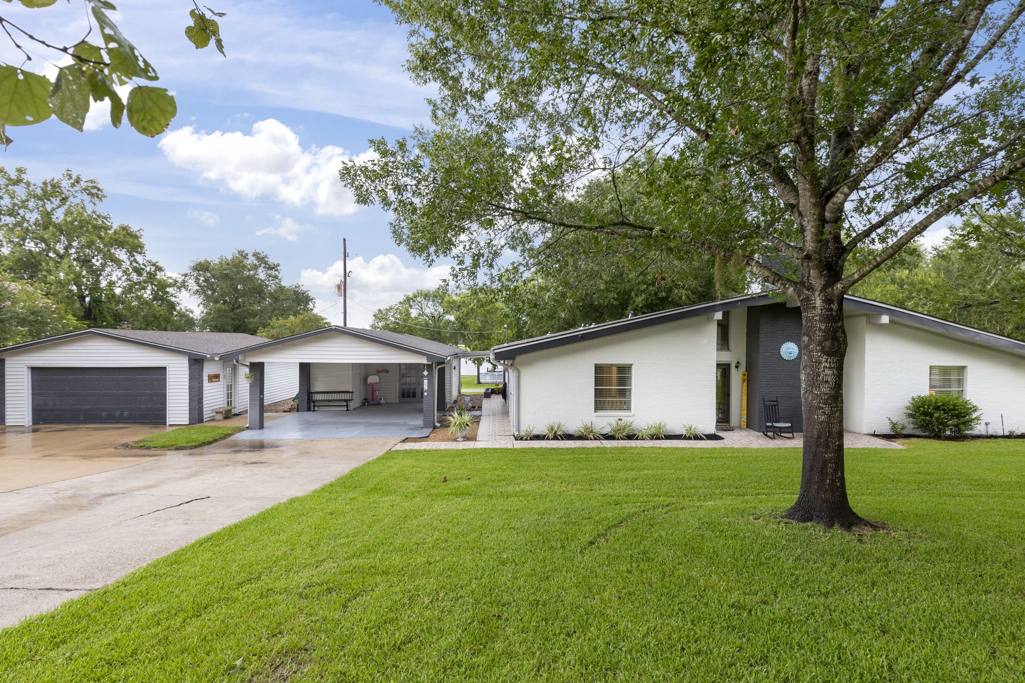 245 Lakeland Road Huntsville, TX 77320 - Photo 2 of 49 a front view of house with yard and trees