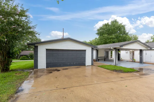 a front view of house with yard and garage