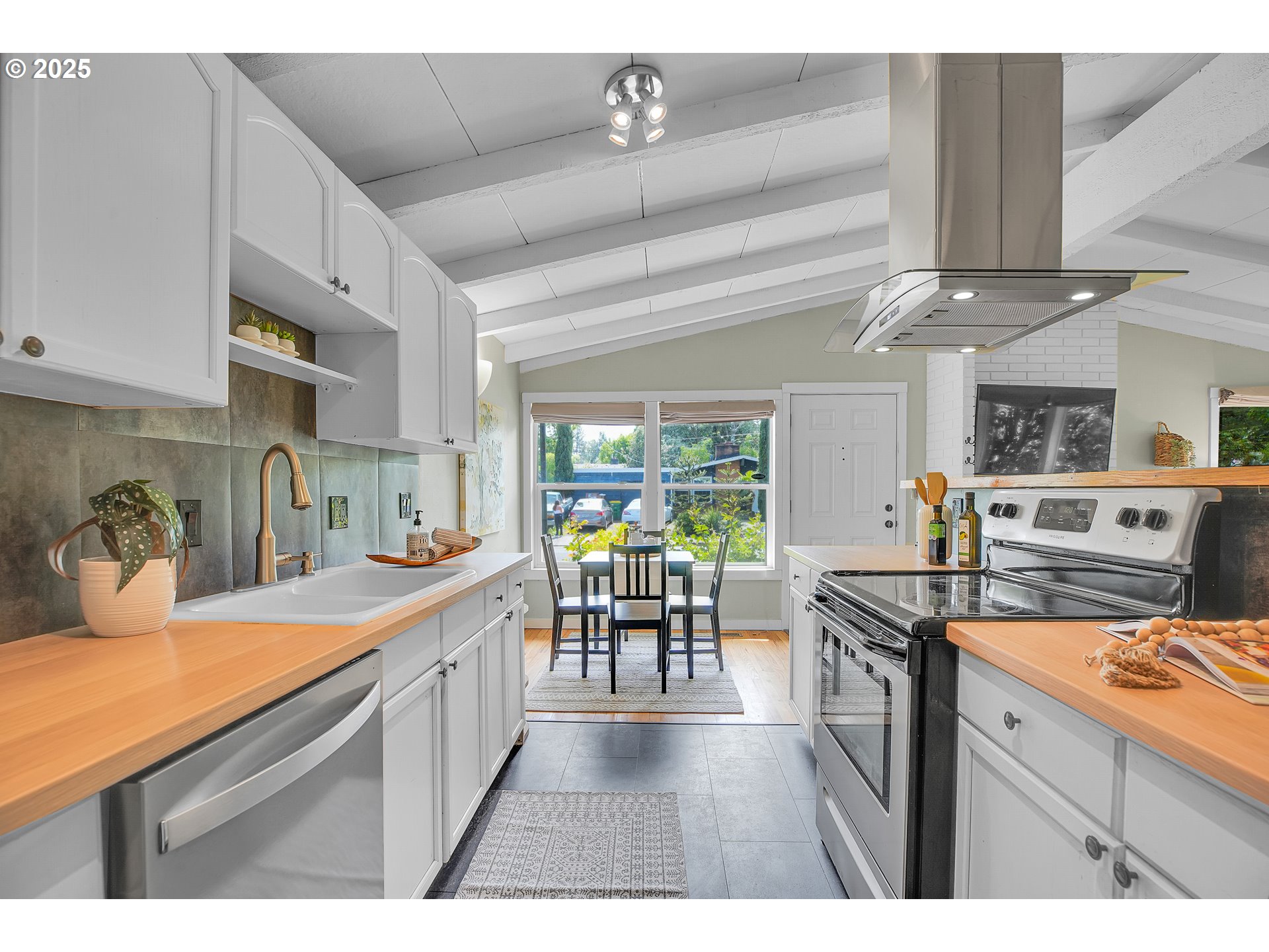 11525 Southwest 14th Street Beaverton, OR 97005 - Photo 11 of 40 Kitchen