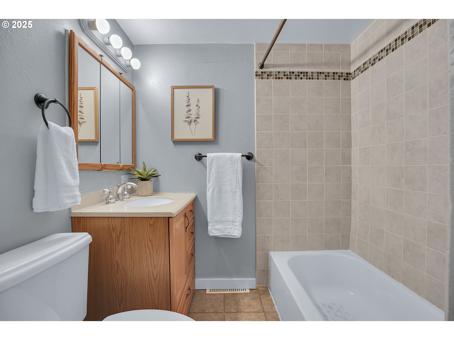 11525 Southwest 14th Street Beaverton, OR 97005 - Photo 25 of 40 Bathroom
