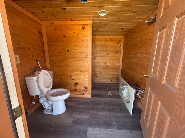 302 Faith Way Waynesboro, TN 38485 - Photo 80 of 99 a bathroom with a toilet and a shower