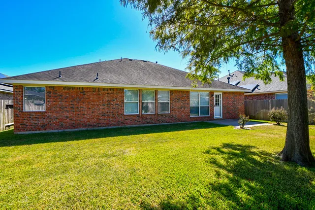 a view of a house with a backyard