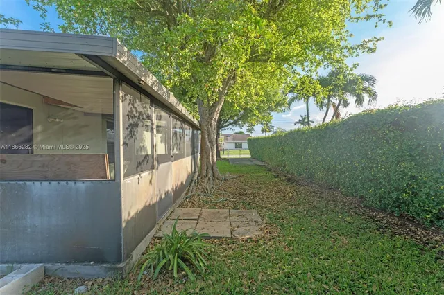 a view of a back yard