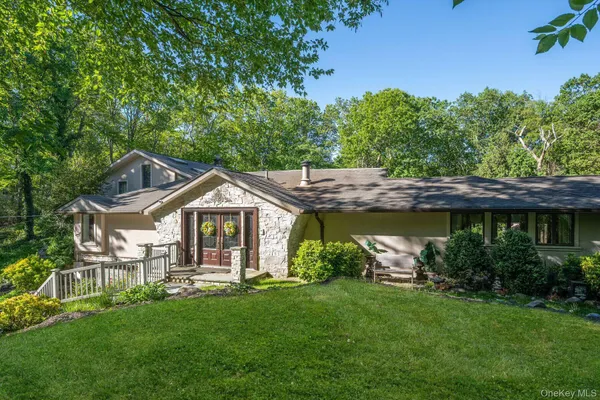 $2,195,000 | 121 Laurel Lane, Laurel Hollow, NY 11791