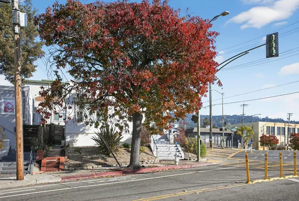 $840,000 | 2734 MacArthur Boulevard, Oakland, CA 94602