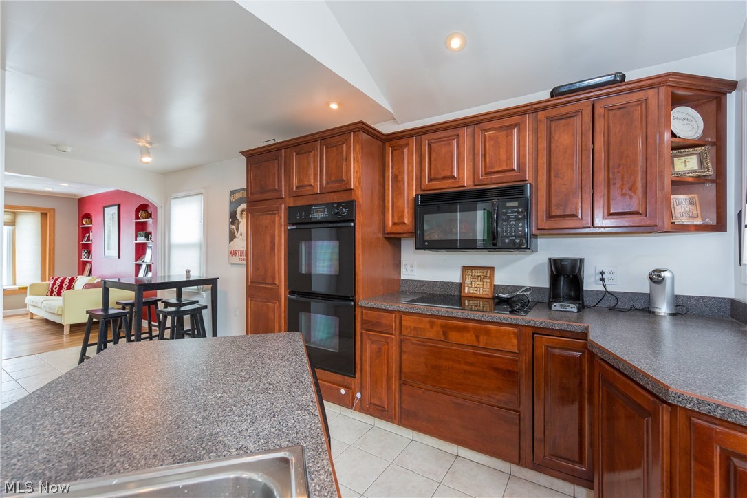 4190 Lambert Road Cleveland, OH 44121 - Photo 10 of 35