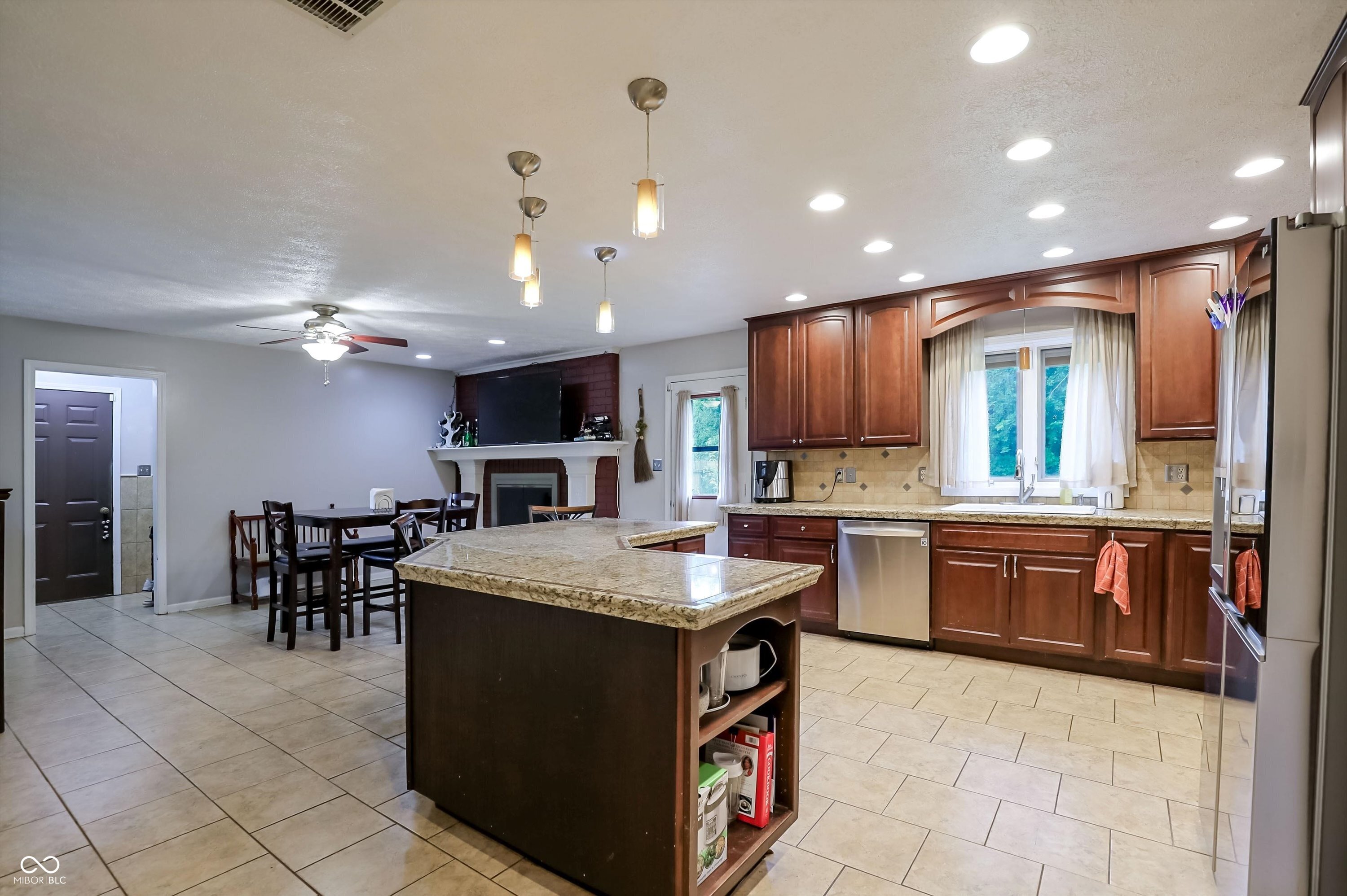 8916 South Franklin Road Indianapolis, IN 46259 - Photo 5 of 53
