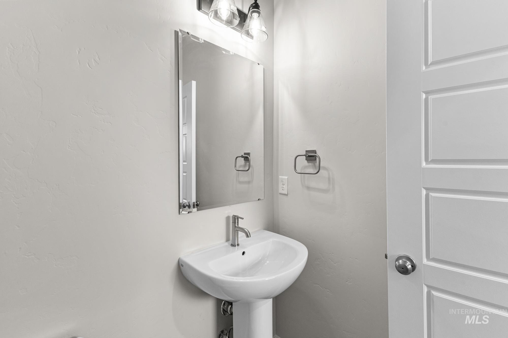 10467 West Tinder Street Star, ID 83669 - Photo 11 of 20 Bathroom with a textured wall