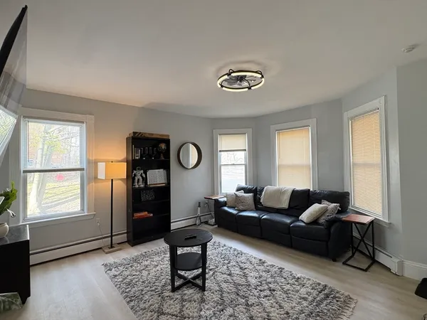 $4,200 | 137 Centre Street, Unit 1, Boston, MA 02119