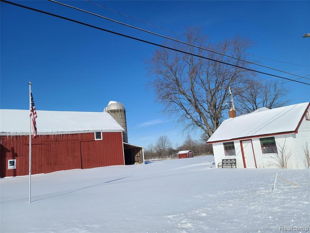 4210 South Genesee Road Grand Blanc, MI 48439 - Photo 6 of 34