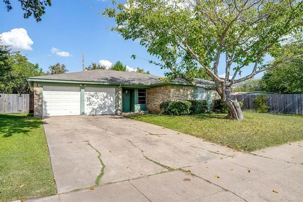 $1,950 | 232 Linda Drive, Burleson, TX 76028