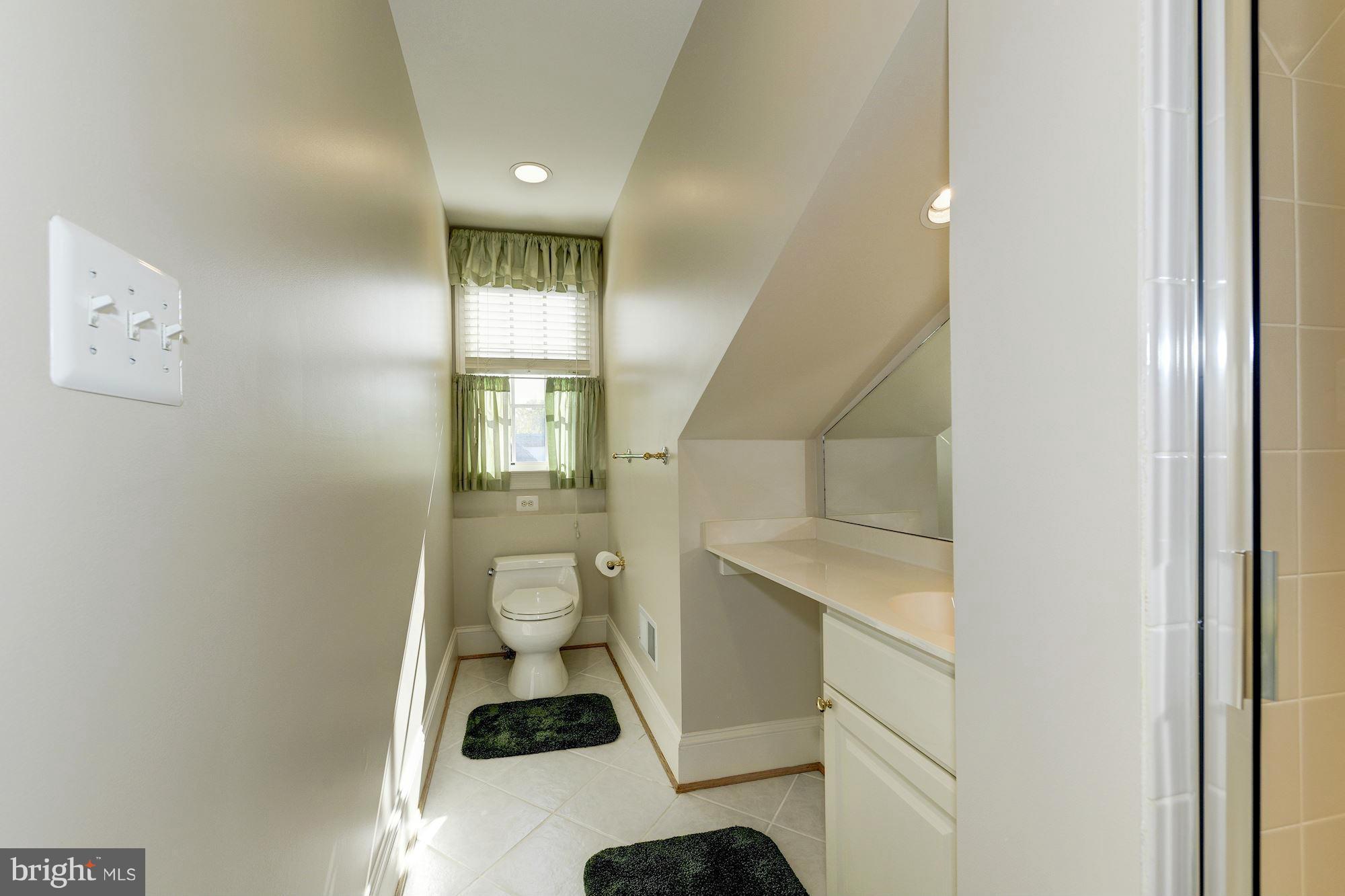 1121 Kensington Road McLean, VA 22101 - Photo 22 of 30 Bath