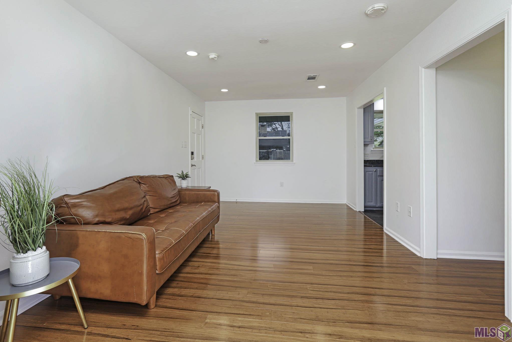 1314 Louray Drive Baton Rouge, LA 70808 - Photo 32 of 42 Apartment Living Room Upon Entering from Side Street