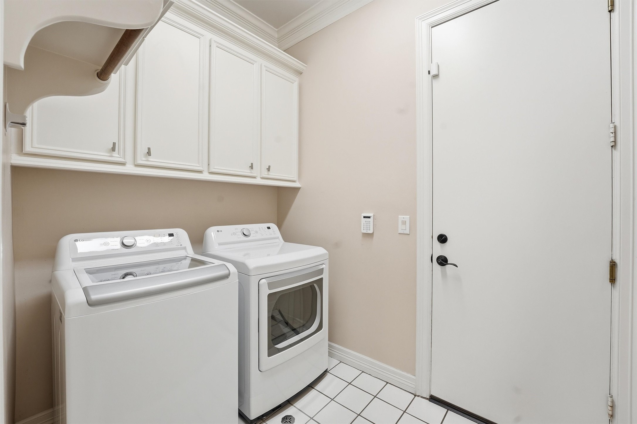 3210 Maroneal Street Houston, TX 77025 - Photo 12 of 28 a utility room with dryer and washer