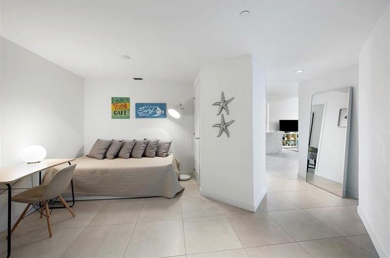 401 North Birch Road, Unit 515 Fort Lauderdale, FL 33304 - Photo 19 of 23 a bedroom with a bed and a view of bathroom