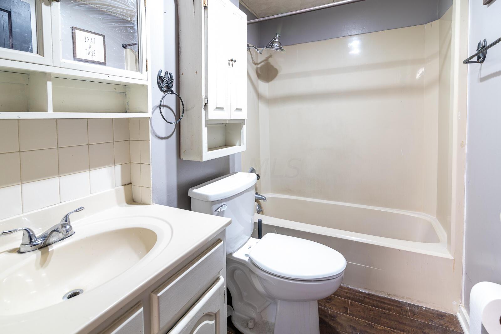 8166 York Road Southwest Pataskala, OH 43062 - Photo 6 of 33 Full bathroom