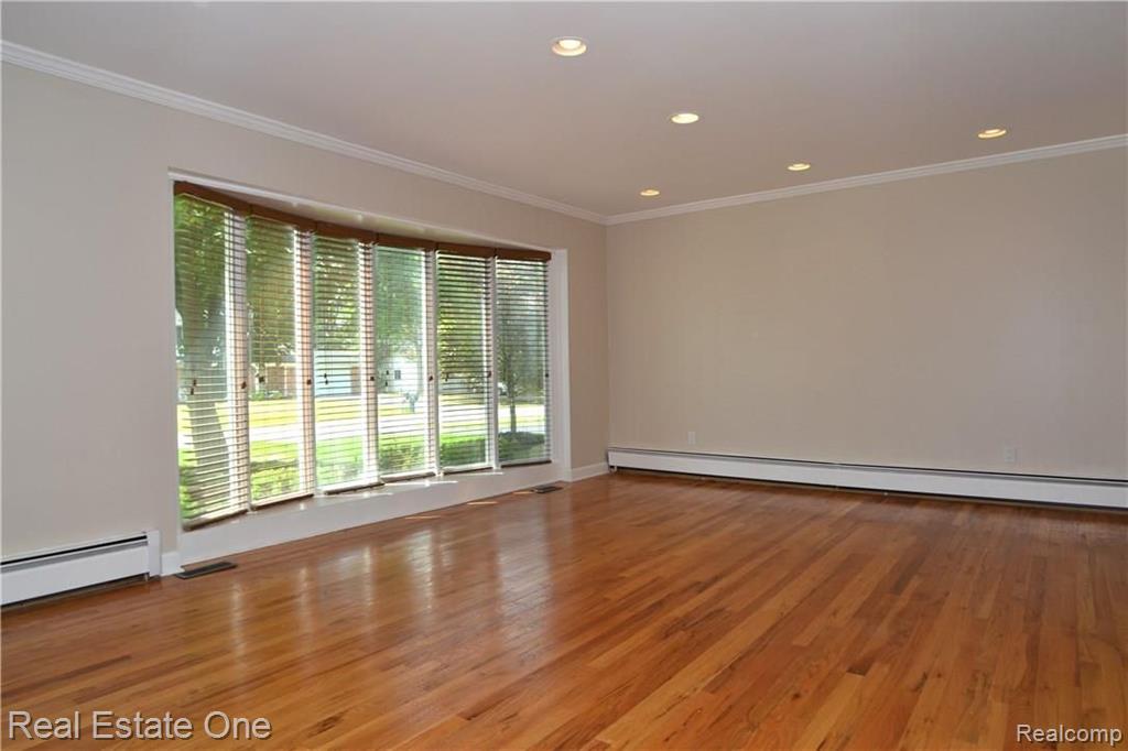 5574 Abington Road West Bloomfield, MI 48322 - Photo 4 of 34