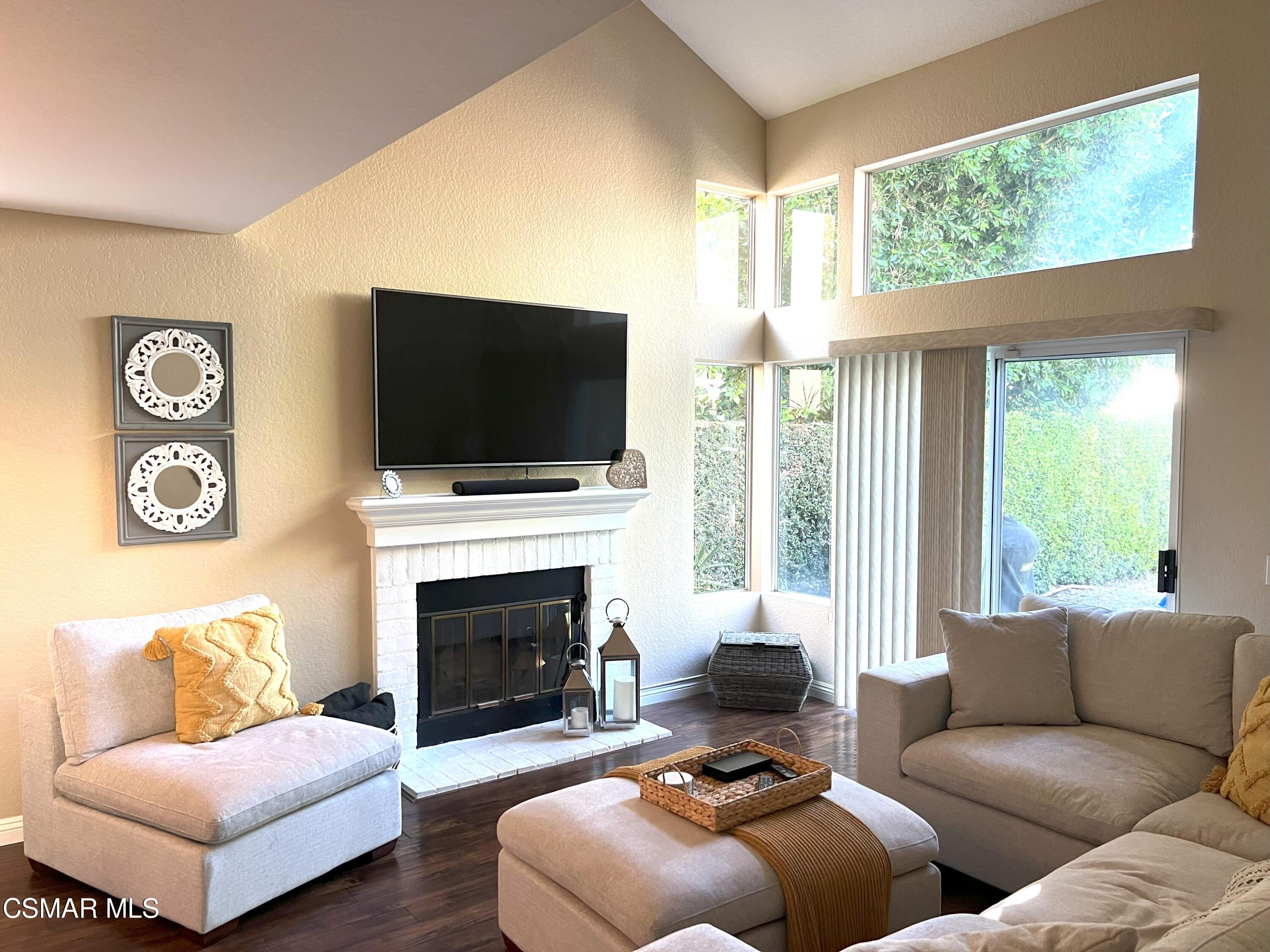 581 Fairfield Road Simi Valley, CA 93065 - Photo 5 of 24 581 Fairfield - Living Room