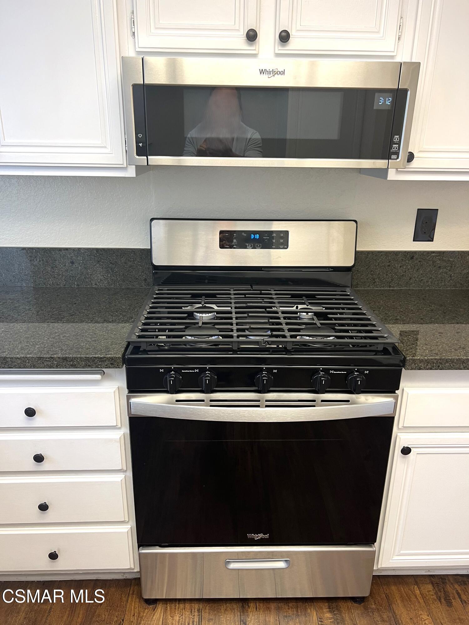 581 Fairfield Road Simi Valley, CA 93065 - Photo 8 of 24 581 - Stove