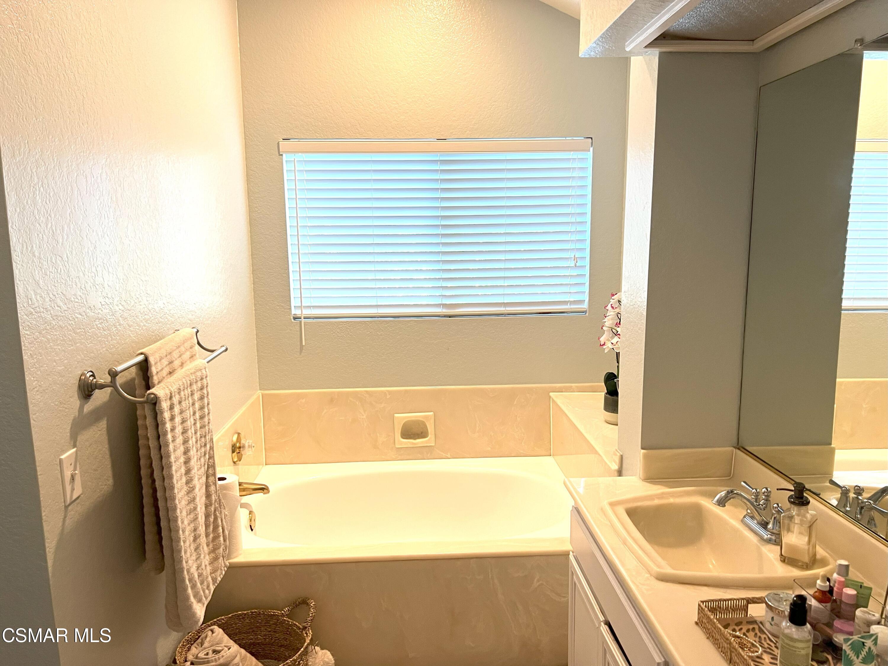 581 Fairfield Road Simi Valley, CA 93065 - Photo 10 of 24 581 Fairfield - Primary Bath 1