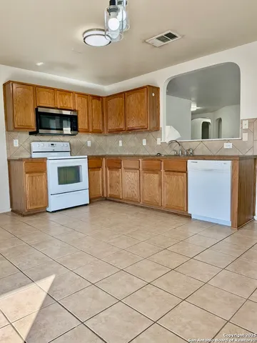 $1,600 | 531 Reba, Converse, TX 78109