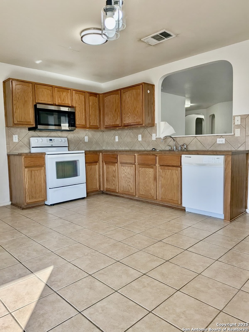 531 Reba Converse, TX 78109 - Photo 7 of 15