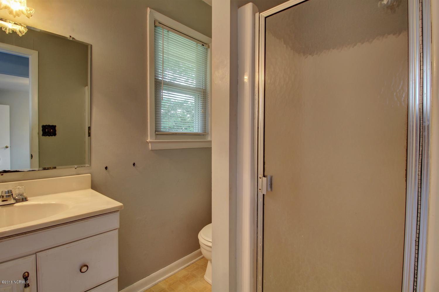 5418 Andover Road Wilmington, NC 28403 - Photo 17 of 30 5418 Andover Rd-large-017-16-Master Bath