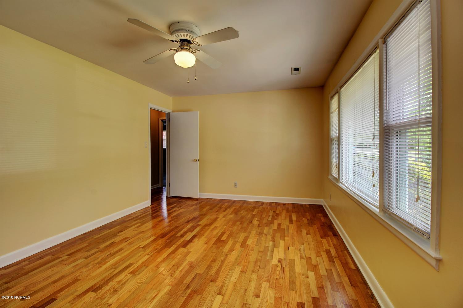 5418 Andover Road Wilmington, NC 28403 - Photo 5 of 30 5418 Andover Rd-large-005-30-Living Room