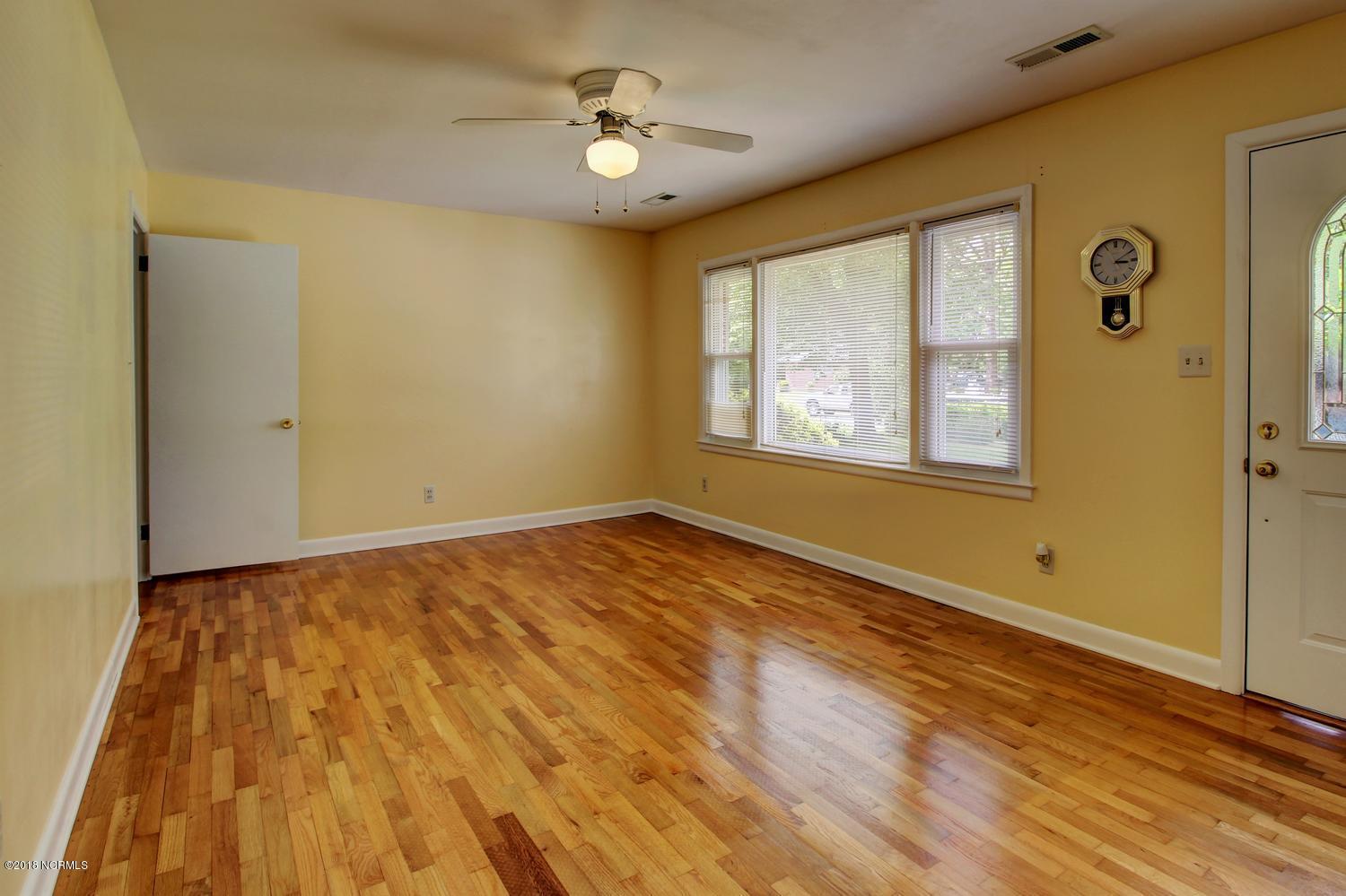 5418 Andover Road Wilmington, NC 28403 - Photo 6 of 30 5418 Andover Rd-large-006-1-Living Room-