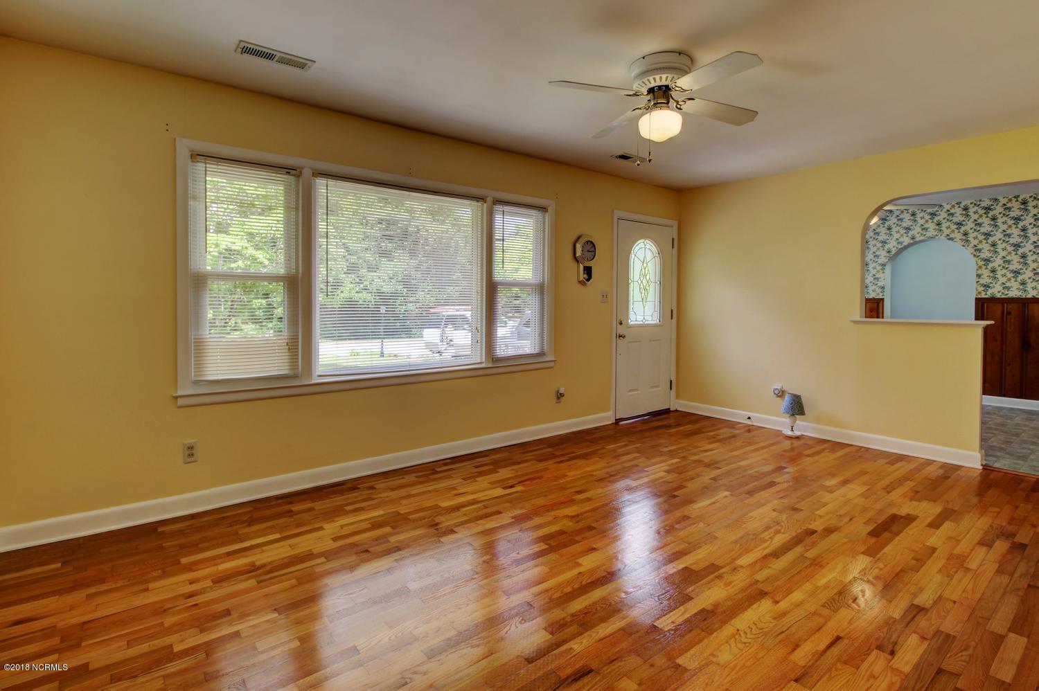 5418 Andover Road Wilmington, NC 28403 - Photo 7 of 30 5418 Andover Rd-large-007-6-Living Room-