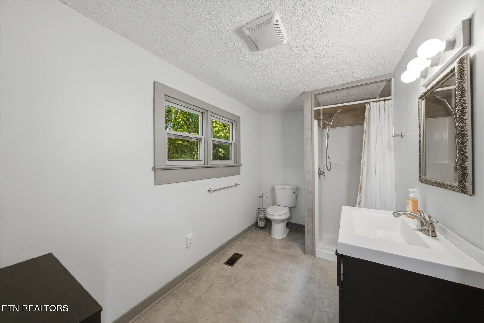 209 Royce Road Andersonville, TN 37705 - Photo 11 of 35 Bathroom