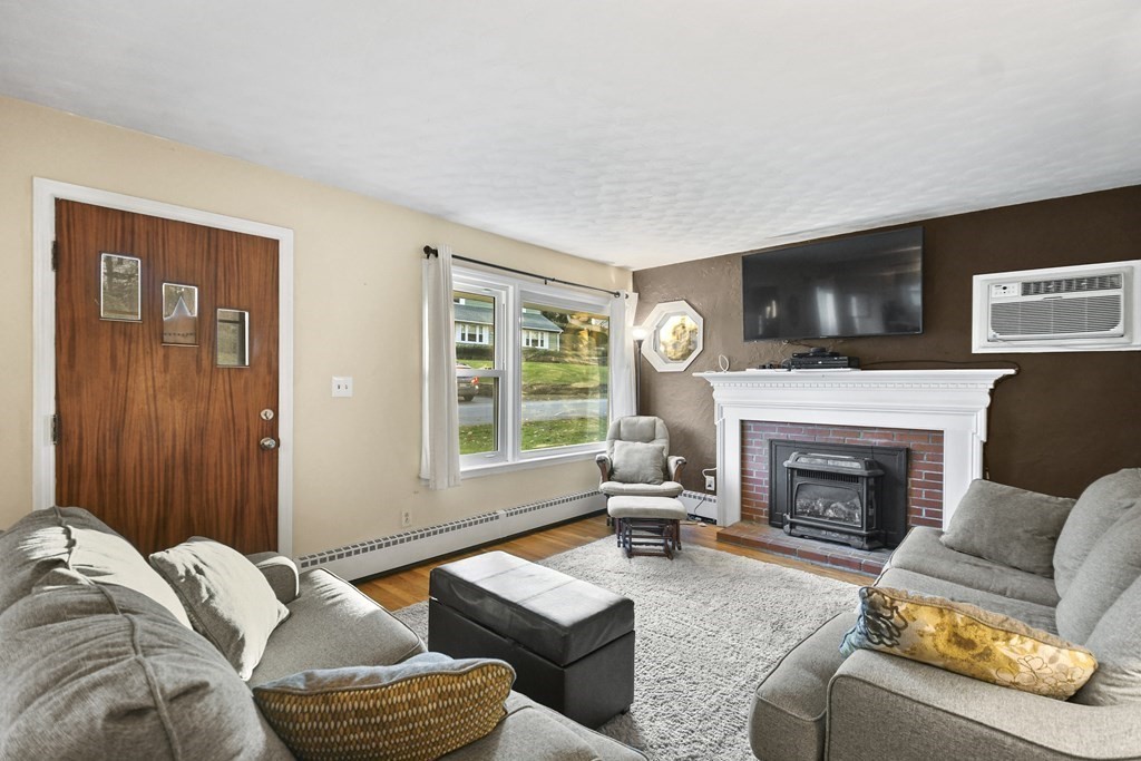 32 Inwood Road Auburn, MA 01501 - Photo 2 of 36