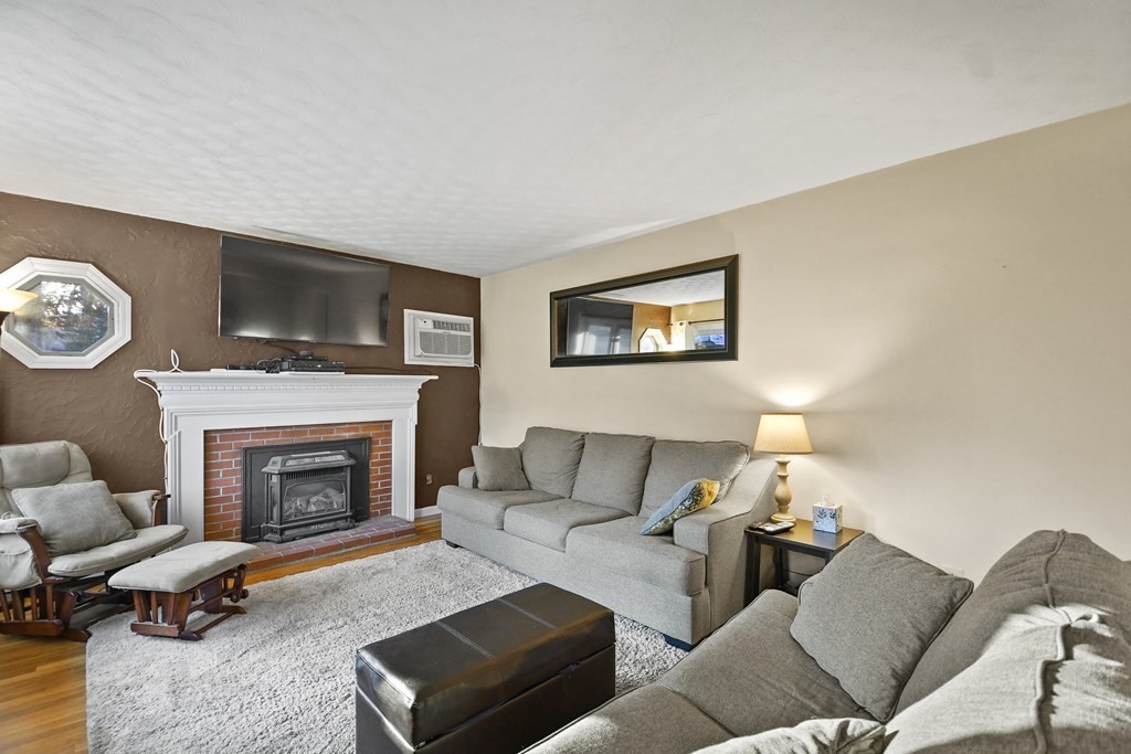 32 Inwood Road Auburn, MA 01501 - Photo 3 of 36