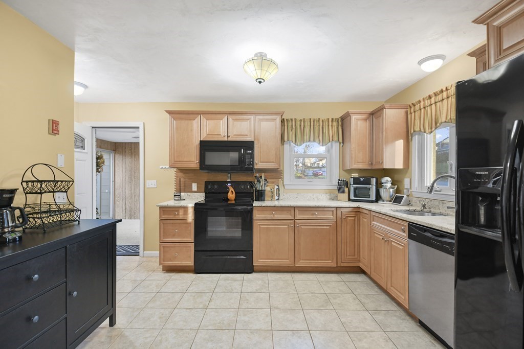 32 Inwood Road Auburn, MA 01501 - Photo 9 of 36