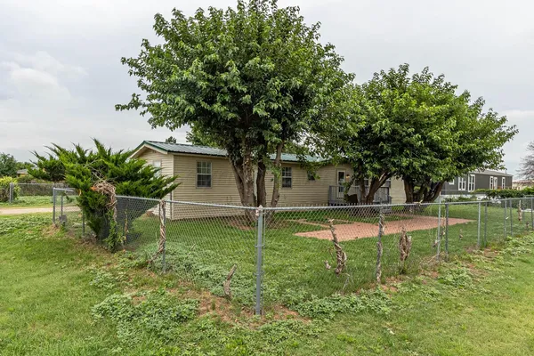 a view of a house with a backyard