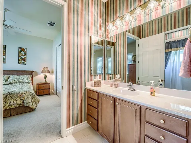 a en suite bathroom with a double vanity sink and mirror