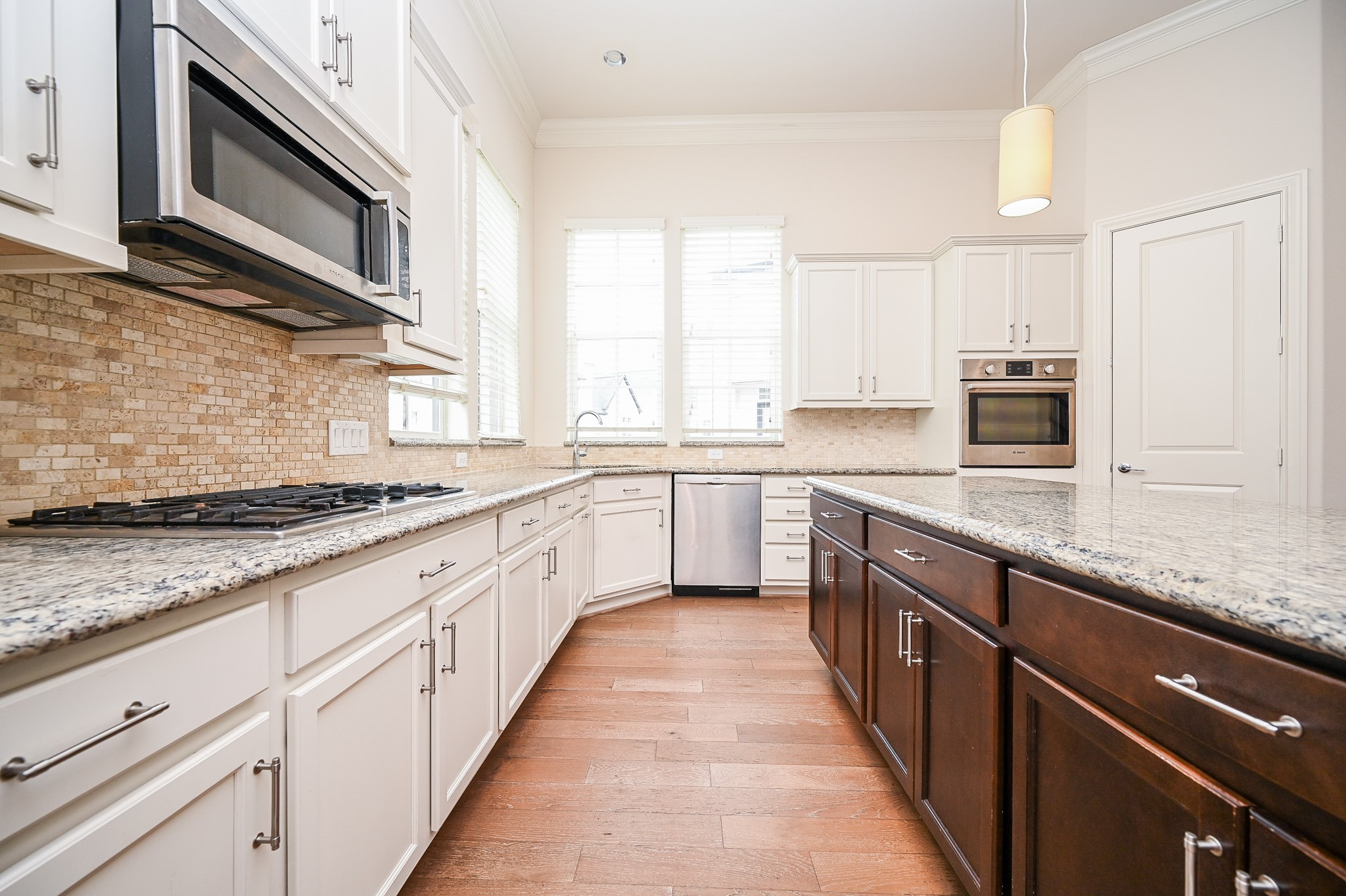 9546 London Bridge Station Houston, TX 77045 - Photo 16 of 41 Navigating this superb kitchen is a breeze with its expansive floor paths.