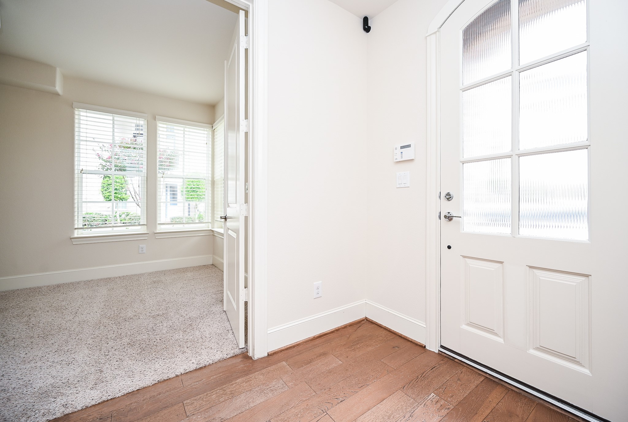 9546 London Bridge Station Houston, TX 77045 - Photo 19 of 41 Bright, natural light floods this home, creating a perfect ambiance.