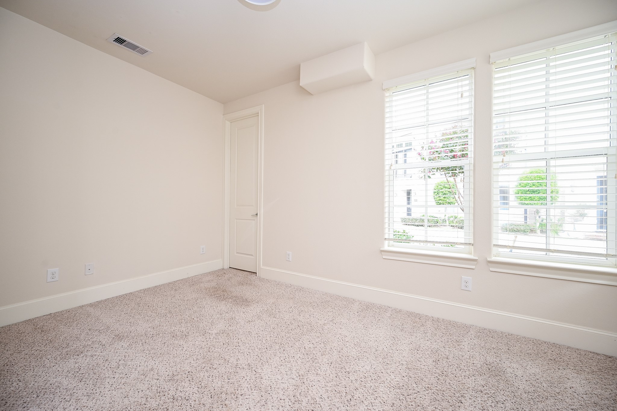 9546 London Bridge Station Houston, TX 77045 - Photo 20 of 41 Your primary suite is filled with tranquil carpeting and walls painted in soft earth tones, all bathed in natural light.