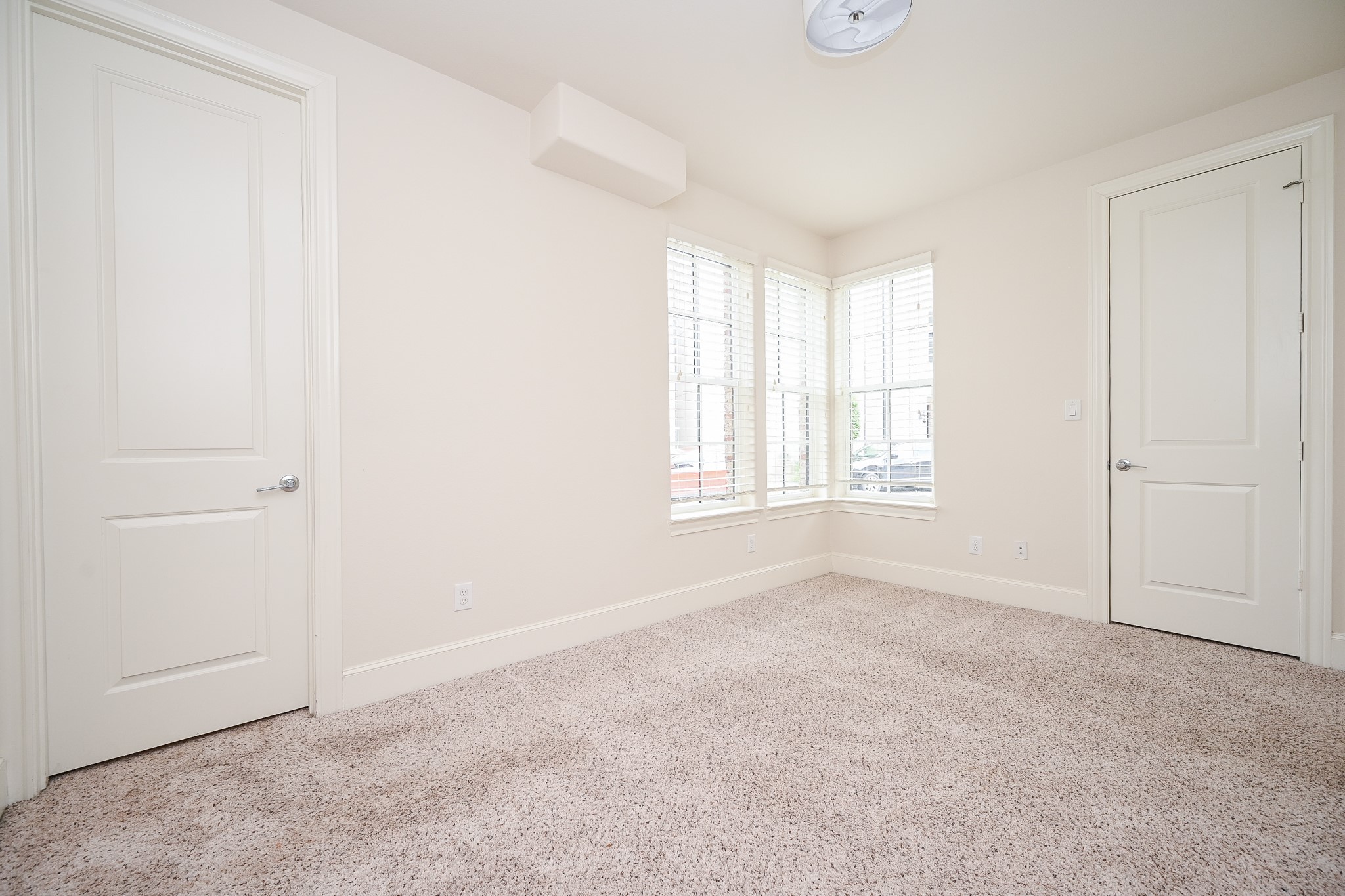 9546 London Bridge Station Houston, TX 77045 - Photo 21 of 41 This secondary bedroom is like a dream with its charming window placement.