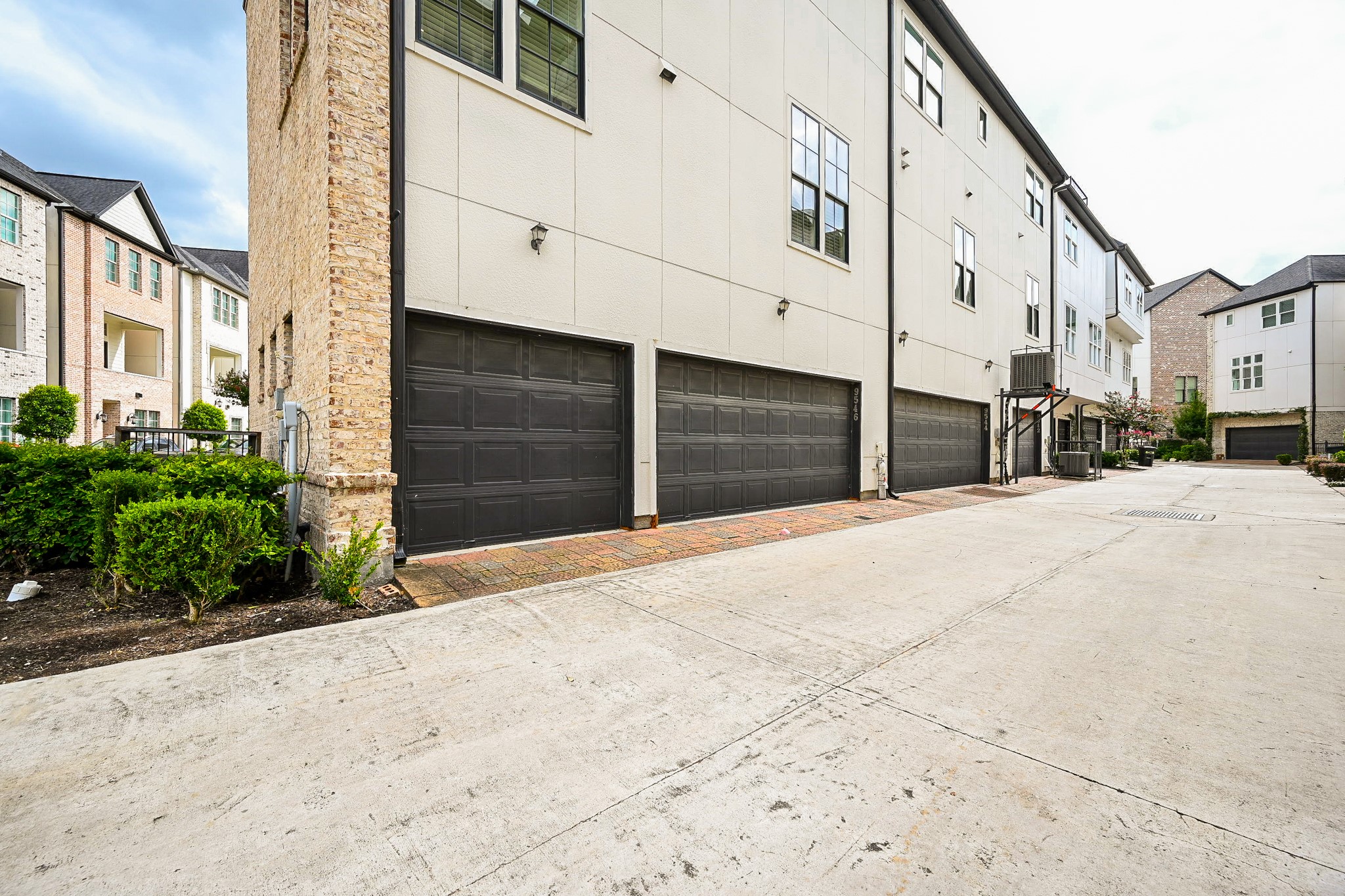 9546 London Bridge Station Houston, TX 77045 - Photo 36 of 41 Elegant Three-Car Garage Space