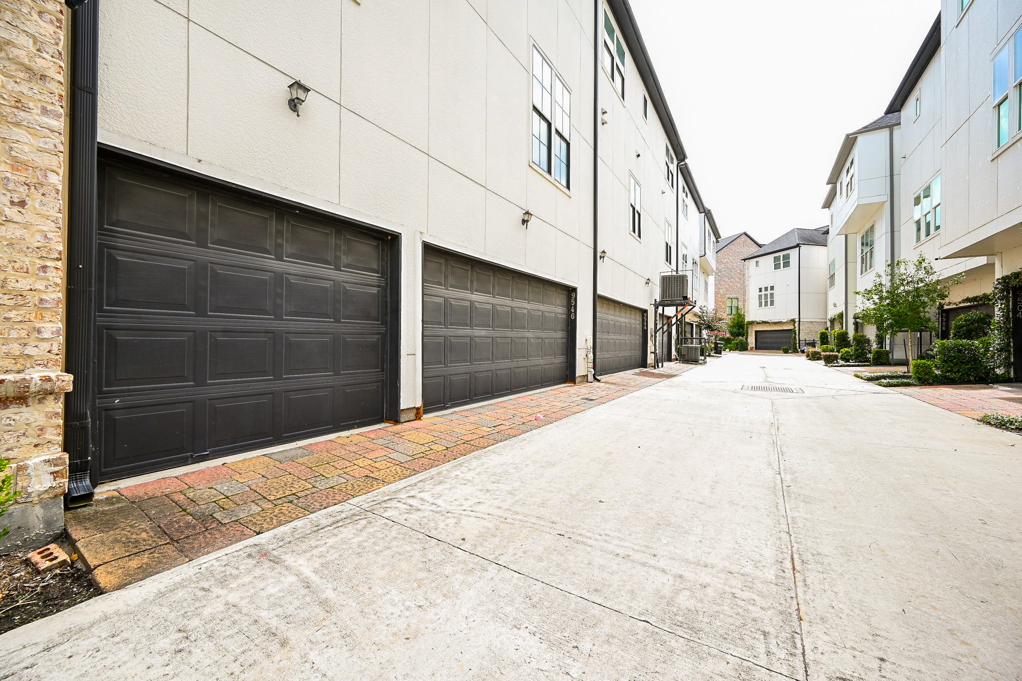 9546 London Bridge Station Houston, TX 77045 - Photo 37 of 41 Refined Three-Car Garage Area