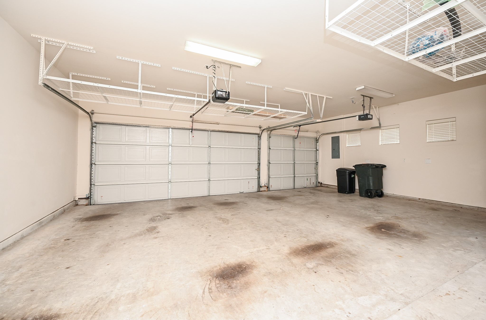 9546 London Bridge Station Houston, TX 77045 - Photo 38 of 41 Refined Three-Car Garage Area