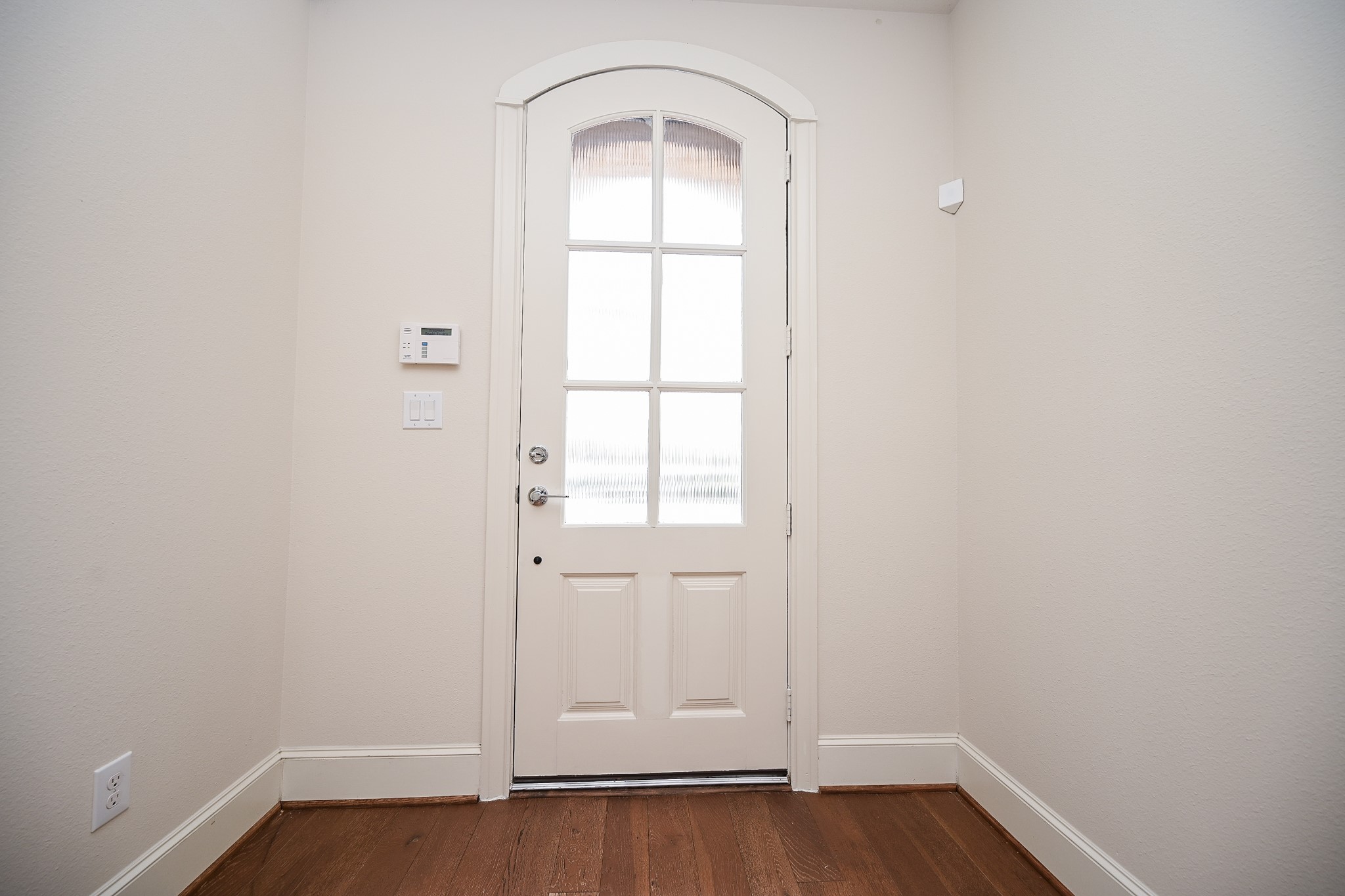 9546 London Bridge Station Houston, TX 77045 - Photo 7 of 41 This inviting front entry exudes tranquility from within, adorned with pale earth tones on the walls and wood-like tile flooring. The interior comprises 3 bedrooms and 3.5 baths, all nestled within a 2,390 square-foot lot and 1,936 square feet of living sp