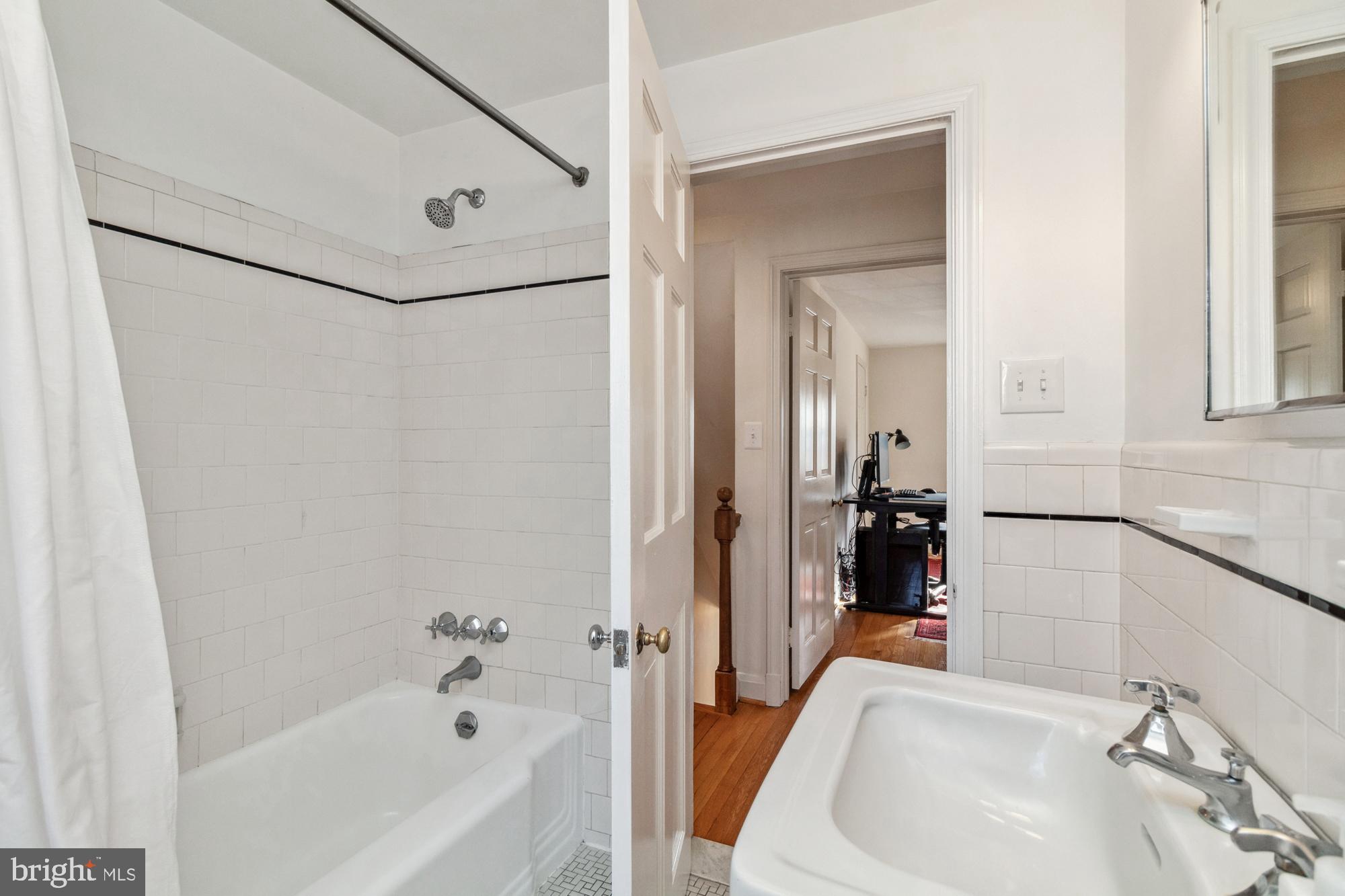 634 Yarmouth Road Towson, MD 21286 - Photo 26 of 44 2nd floor bath with tub