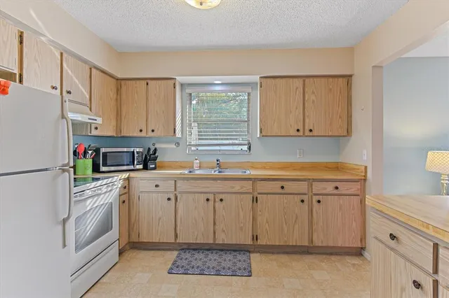 $275,000 | 140 Ave De La Isla, Nokomis, FL 34275