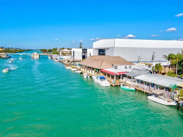 $275,000 | 140 Ave De La Isla, Nokomis, FL 34275