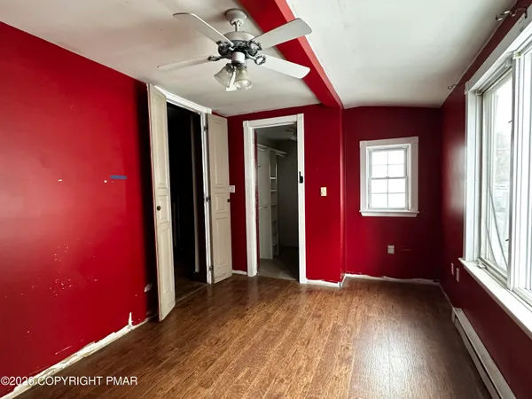 a view of entryway with a workspace