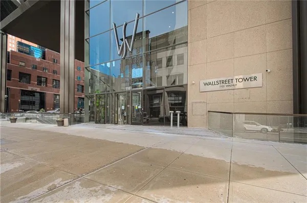 $379,500 | 1101 Walnut Street, Unit 505, Kansas City, MO 64106