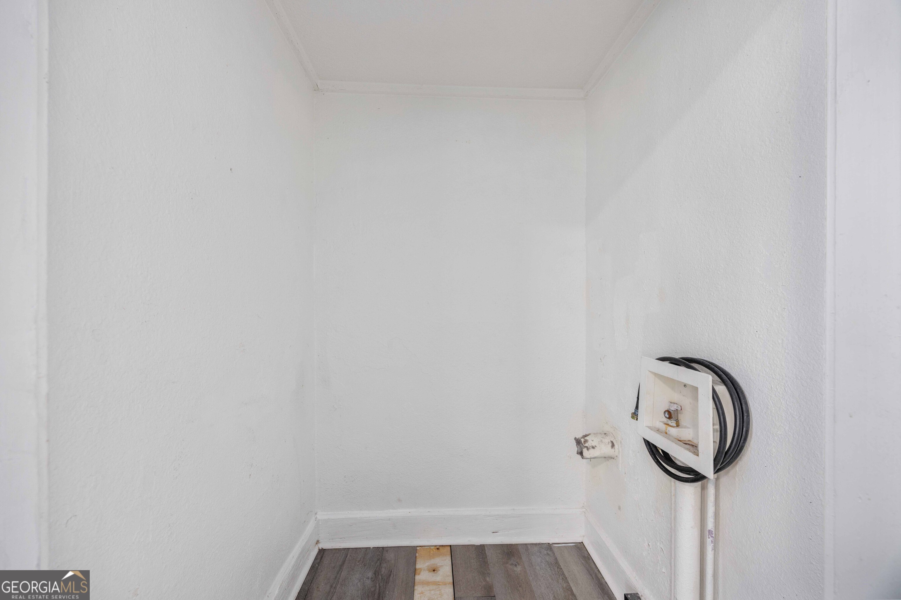 1103 Bryan Avenue Columbus, GA 31906 - Photo 15 of 24 a close up of a wall with a mirror